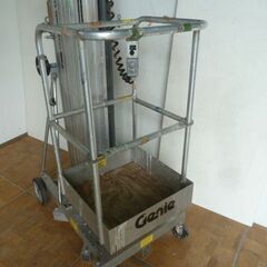 【中古】電動 高所作業 リフト PLC-24 人員リフト 高さ 1.99m〜5.3m 最大荷重300ポンド(約136Kg) 100V Genie Industries の画像