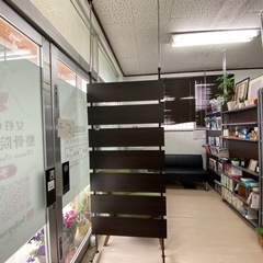 突っ張り棒　茶色　目隠し　サロン整体受付取引ルーム