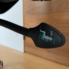 跳ね上げ式アームレストオフィスチェア の画像