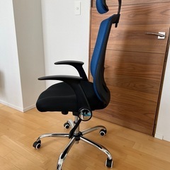 跳ね上げ式アームレストオフィスチェア の画像