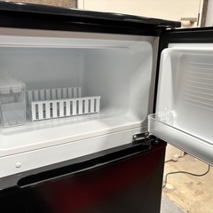 2ドア冷蔵庫 90リッター 小型 人気の黒 2022年製の画像