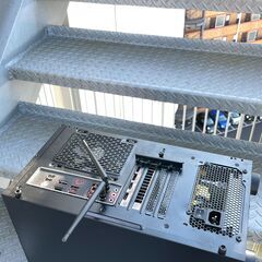 二世代まえのゲームPCです。I/Oの24インチモニターも差し上げます。いかがですか。の画像