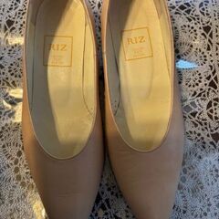 RIZベージュのパンプス