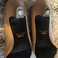 RIZベージュのパンプスの画像