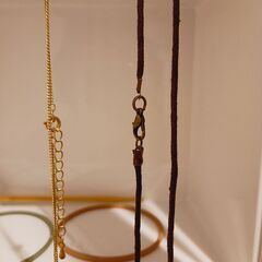 ⚠️左側丸完売🤗💕残りは右側猫のみ🙇‍♀️未使用❣️ホンモノ霊能者1点ものお守り🌅おばあちゃんで、当時も口コミや紹介のみ可能で、今は活動されていませんので、お名前などは個人情報のため教えられません。ご了承ください。ほとんどお金を頂かずに、活動されている方です🙇‍♀️丸い方、長さ26cm✨猫の方、長さ31cm🎉の画像
