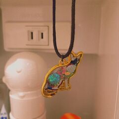 ⚠️左側丸完売🤗💕残りは右側猫のみ🙇‍♀️未使用❣️ホンモノ霊能者1点ものお守り🌅おばあちゃんで、当時も口コミや紹介のみ可能で、今は活動されていませんので、お名前などは個人情報のため教えられません。ご了承ください。ほとんどお金を頂かずに、活動されている方です🙇‍♀️丸い方、長さ26cm✨猫の方、長さ31cm🎉の画像