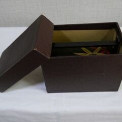  木製の二段手提げ箱の画像