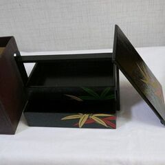  木製の二段手提げ箱の画像