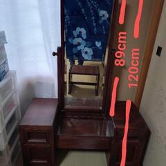 鏡台と椅子の画像