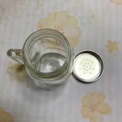 調味料入れにもなる蓋付きビンの画像