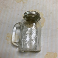 調味料入れにもなる蓋付きビンの画像