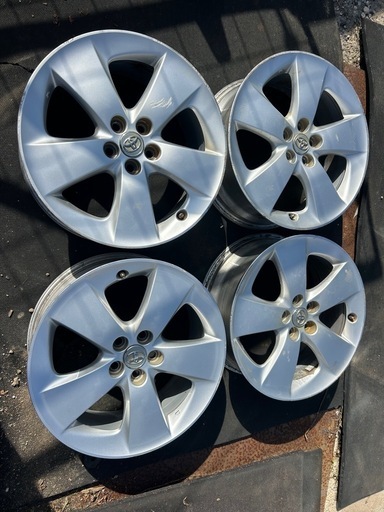 30プリウス　Sツーリング　ホイール