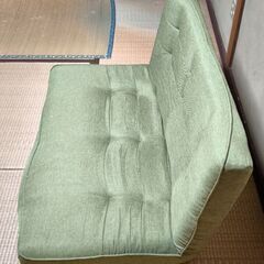 2人掛けソファ(緑色)（無料）食器棚・収納棚・テーブル等の家具をお譲りします。の画像