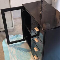 黒いキャビネットの画像