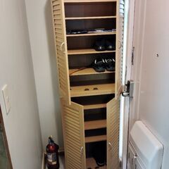 玄関収納　シューズボックス　下駄箱、と籐の傘立ての画像