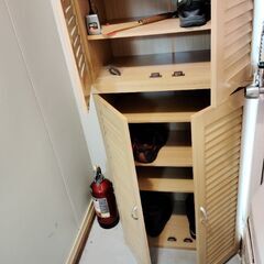 玄関収納　シューズボックス　下駄箱、と籐の傘立ての画像