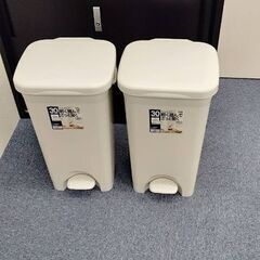 30Lのゴミ箱(2つ)です。