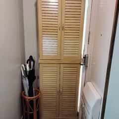 玄関収納　シューズボックス　下駄箱、と籐の傘立ての画像