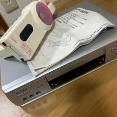 ビデオデッキとハンディカラオケの画像
