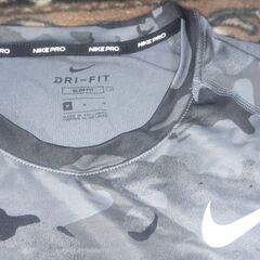 【終了・有難うございました‼】中古 NIKE ナイキ メンズ グレー系明細模様  ロゴプリント メンズM 早い者勝ちです✨✨の画像