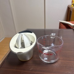 軽量カップとジューサーさしあげます。