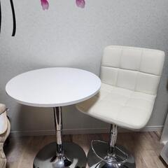 白いテーブル椅子のセット