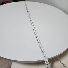 白いテーブル椅子のセットの画像