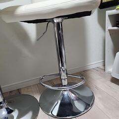 白いテーブル椅子のセットの画像