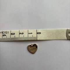 ハート型marry me?と印字された金色メッキ？チャームの画像