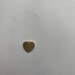 ハート型marry me?と印字された金色メッキ？チャームの画像