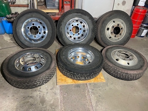 17.5インチ6穴アルミホイール新品ナット付き