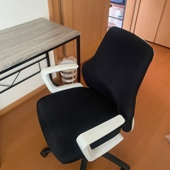 机と椅子