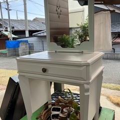 白い鏡台