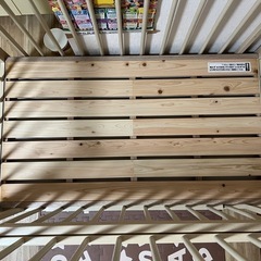【お買い得！】「FORESTWOOD ベビーベッド ティンバーベビーベッド 高さ調節・スライド扉付き（中古・ナチュラルカラー），サイズ（約）：長さ125cm × 奥行77cm × 高さ110cm，寝台サイズ：約120cm × 70cm，高さ調整：3段階（約61.5cm / 53.5cm / 31.5cm）※4000円・引き取り限定」「FORESTWOOD Baby Bed - Adjustable Height (Used, Natural Wood Color) with Sliding Doorの画像