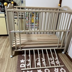 【お買い得！】「FORESTWOOD ベビーベッド ティンバーベビーベッド 高さ調節・スライド扉付き（中古・ナチュラルカラー），サイズ（約）：長さ125cm × 奥行77cm × 高さ110cm，寝台サイズ：約120cm × 70cm，高さ調整：3段階（約61.5cm / 53.5cm / 31.5cm）※4000円・引き取り限定」「FORESTWOOD Baby Bed - Adjustable Height (Used, Natural Wood Color) with Sliding Doorの画像