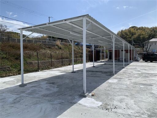 【多用途対応】高強度スチール製カーポート／車庫用雨除けテント！風雨や紫外線をブロックし、屋外駐車場や作業スペースに最適！防水・防風機能搭載で耐久性抜群！簡単設置で長期間使用可能な信頼の日本品質！安全性も確保！
