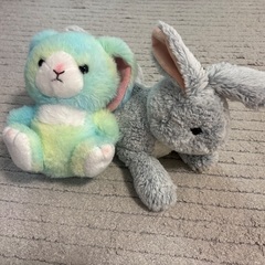 うさぎのぬいぐるみ２つ