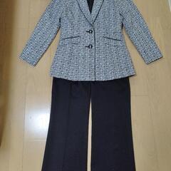 パンツスーツ＋レースブラウス