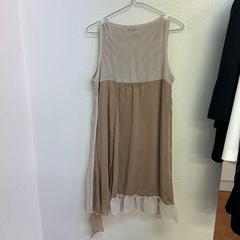 ワンピース　M ベージュ
の画像