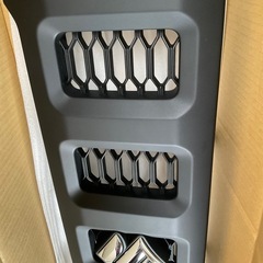 ジムニーJB64新車外しフロントグリル
の画像