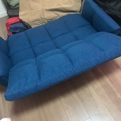青のソファーの画像