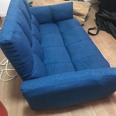 青のソファーの画像