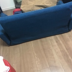 青のソファーの画像