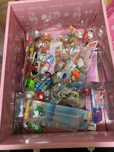 引き取り先決まりました！大量のキティちゃんキーホルダー