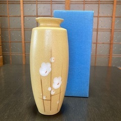 【新品未使用】梅柄の花瓶　ベージュ系　陶器製　箱付き　セレクトチ...