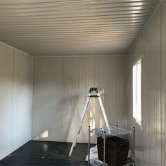 【資材提供】サイズ：W2000×D3000×H2500㎜、約6㎡（3.7畳）、3個セット、現地組立可能。ユニットハウス、簡易ハウス、コンテナハウス、窓2つ付き。納期は相談可能、低コスト、耐火、断熱、防音、耐震性に優れ、連結・増築対応可能。物置、事務所、別宅、従業員宿舎などに最適です。日本語説明書付き。カラー：グレー（グリーン）。新品未使用、兵庫県から全国配送対応。ユニットハウス、プレハブ、海上コンテナ、ログハウス、仮設住宅、事務所、倉庫、屋外利用にも最適。海外製で、格安価格で提供します。の画像