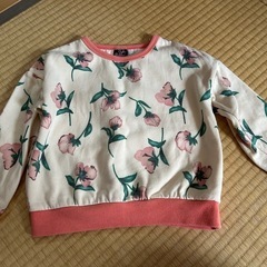 クリーム色の花柄トレーナー　110cm