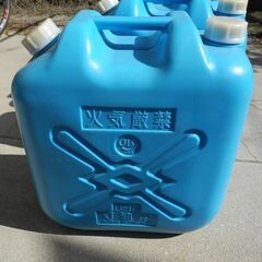 観音寺 4個セット 灯油缶 灯油タンク 樹脂製 １８L 先日まで使用していたものです。の画像