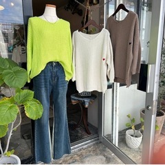 【ZURI sol】ライムグリーン ニットセーター 長袖 ハート刺繍の画像