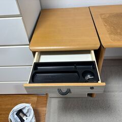 デスクとサイド引き出しの画像
